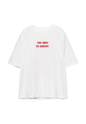 Biała, luźna koszulka z krótkim rękawem z czerwonym napisem "TOO LONG TO HANDLE." na środku klatki piersiowej.