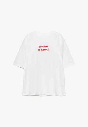 Fehér, túlméretezett, rövid ujjú póló piros "TOO LONG TO HANDLE." felirattal, középen a mellkason.