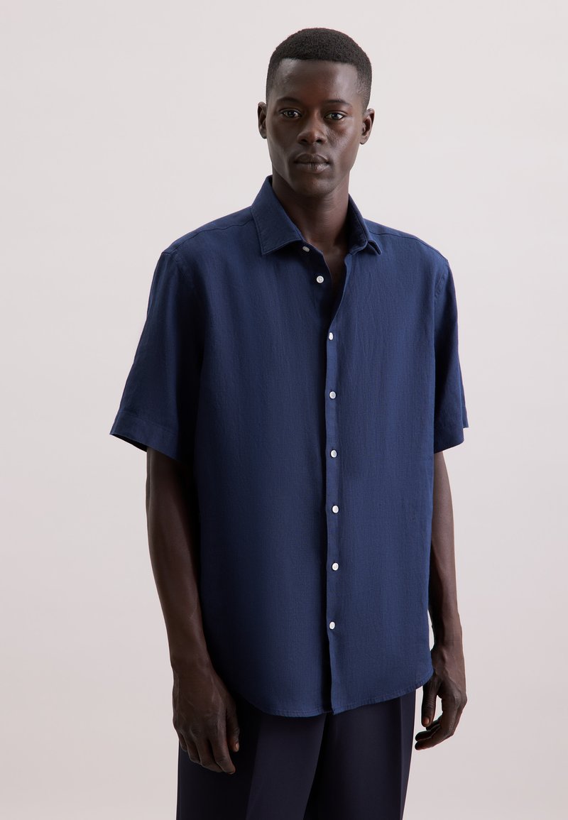 Camicia navy a maniche corte realizzata in tessuto texturizzato, con chiusura a bottoni e colletto standard con bottoni bianchi.