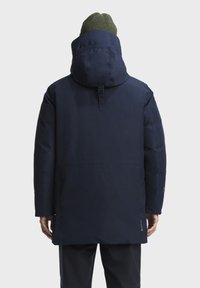 Donker marineblauwe waterdichte parka met capuchon, met een gladde textuur, verstelbare kraag en subtiele logodetail aan de zijkant.