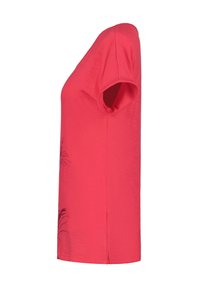 Korte mouwen, felroze T-shirt met een gladde textuur en subtiele zijsplitten, met een zwart bloemenpatroon op de voorkant.