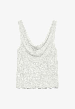 Bijela bezrukavna majica s drapiranim izrezom, koja ima teksturiranu tkaninu i rubove s valovitim dizajnom. Lagani i višeslojni oblik.