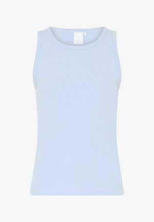 Vaaleansininen ribatty toppi, jossa on pyöreä kaula-aukko ja leveät olkaimet. Materiaali näyttää pehmeältä ja se on slim fit -tyylistä. Ei näkyviä kuvioita tai aksentteja.