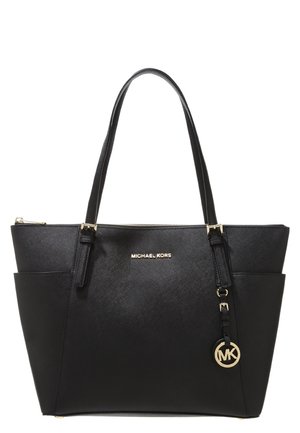 Sort læder Michael Kors tote taske med dobbelte skulderremme, guldbelagt logoplade og rund MK-charm, der hænger fra remmen.