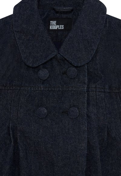 Giacca di jeans blu scuro con colletto rotondo, chiusura a doppio petto con bottoni e finitura in tessuto testurizzato. Etichetta del marchio visibile all'interno.