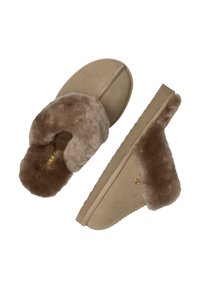 Ulltofflor med en mjuk beige ovandel, brun fluffig foder, öppen baksida och strukturerad sula för bra grepp.