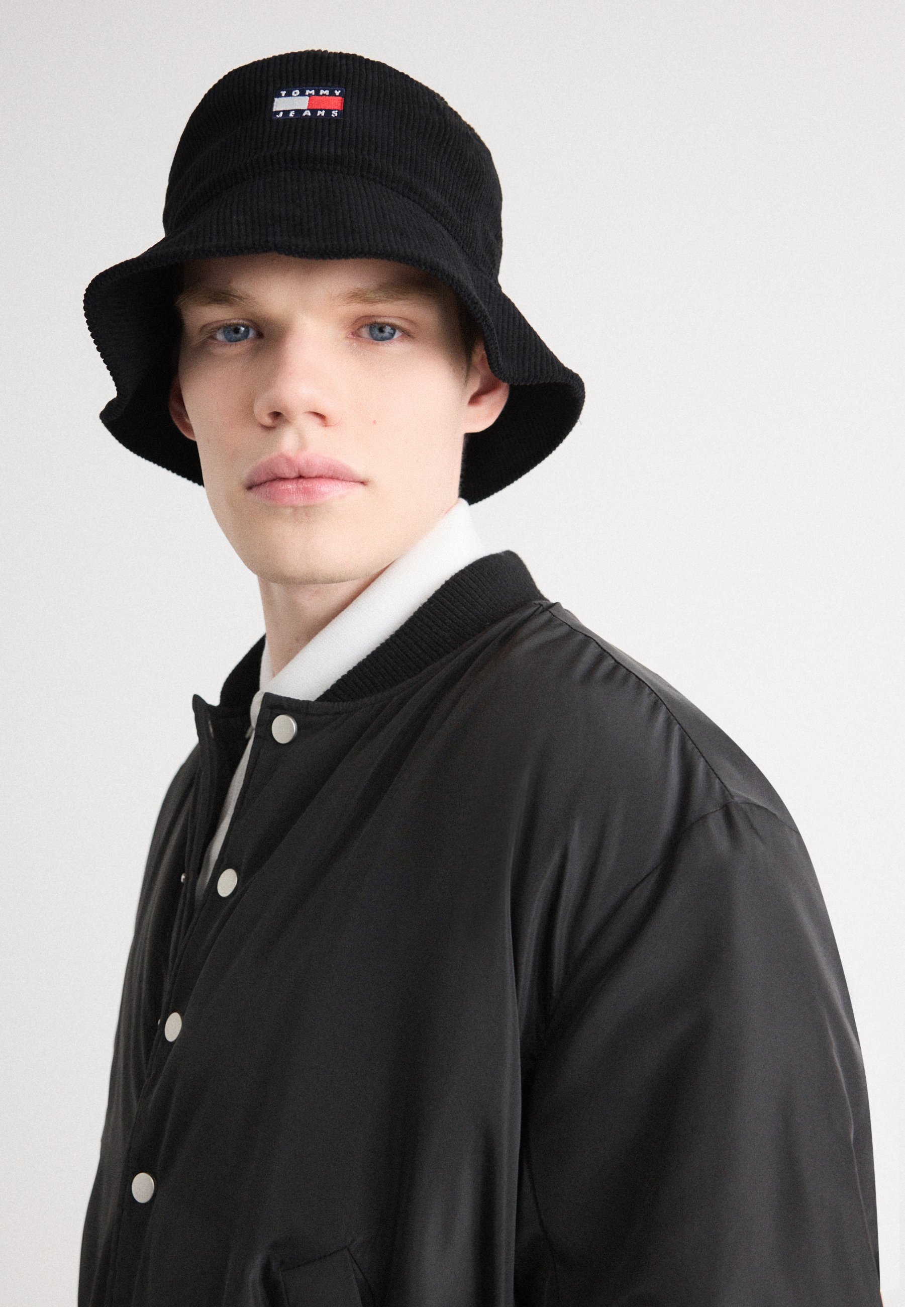 T.JEANS■[UNISEX] Heritage Corduroy Bucket Hat★送料込 Tommy Jeans HERITAGE CORDUROY BUCKET HAT UNISEX - Chapeau