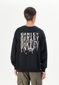 Oakley STACKED METAL CREWNECK  - Felpa - blackout