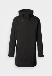 Μαύρο αδιάβροχο μπουφάν με ψηλό γιακά, ρυθμιζόμενη κουκούλα και μακριά μανίκια. Διαθέτει μίνιμαλ σχεδιασμό και φερμουάρ στο εμπρόσθιο μέρος.