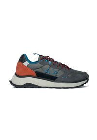 Scarpa da ginnastica grigia con accenti neri, arancioni e teal. Presenta una parte superiore in suede e mesh, suola spessa e lacci rossi. Logo notevole sul lato.