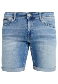 Ljusblå denimshorts med en blekt finish, uppvikta fållar, klassisk femficksdesign och metallknappstängning i midjan.