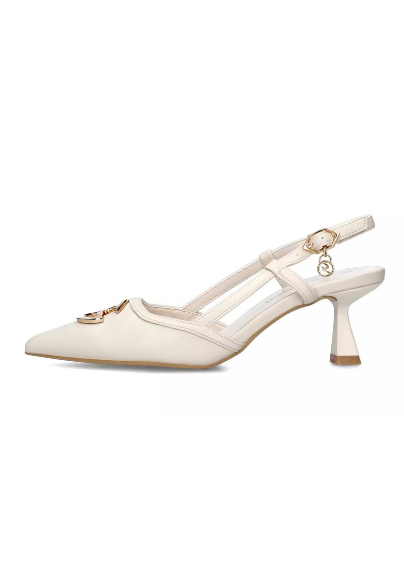 Sandal con tacco alto beige, a punta, caratterizzata da un design minimalista, dettagli in oro e un tacco triangolare.