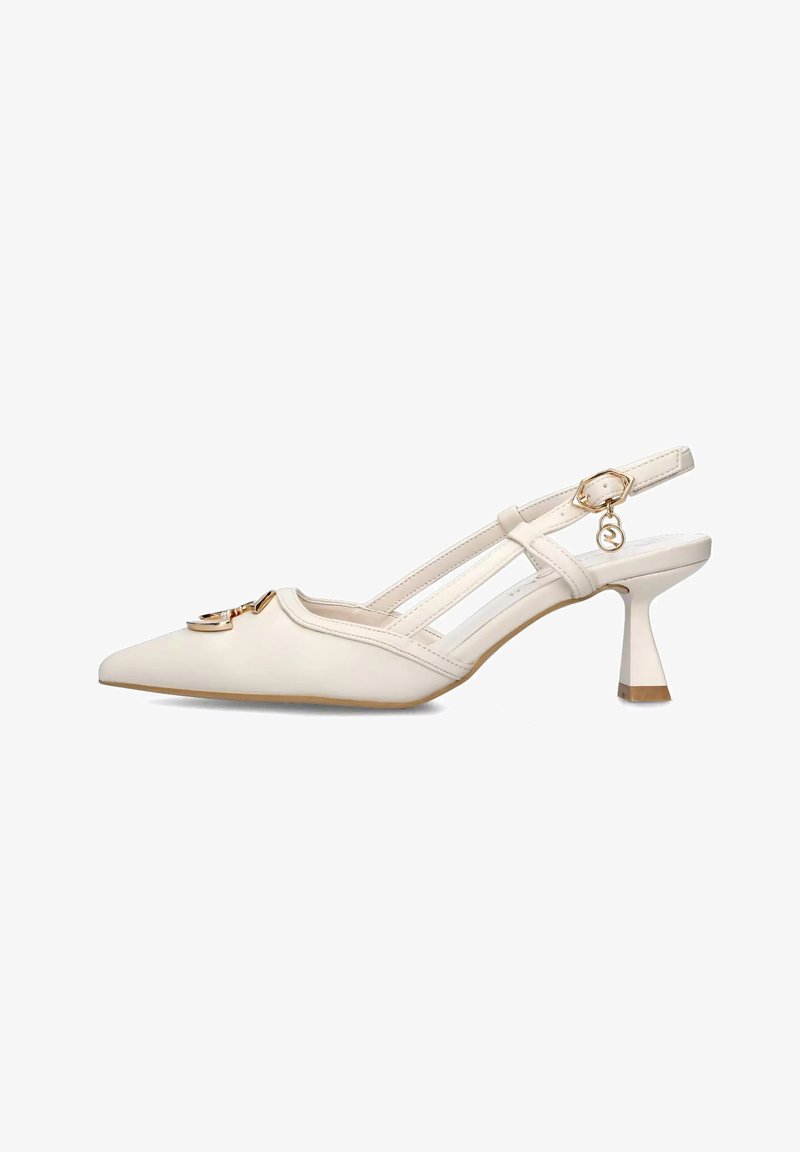 Beige högklackad slingback-sko med spetsig tå, som har en minimalistisk design, gyllene detaljer och en triangelklack.