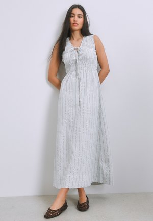 Next, REGULAR FIT - V-NECK SHIRRED BODY - Robe longue - blue ecru pattern stripe