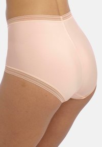 Lichtroze high-waisted ondergoed van zachte stof, voorzien van delicate scalloped afwerking en een volledige bedekking.