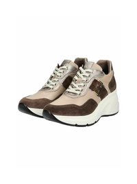 Les baskets présentent une combinaison de cuir beige, de daim marron et d'accents métalliques argentés, avec une semelle blanche épaisse et des lacets beiges.