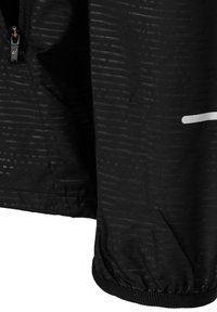 Svart jacka med texturerad tyg, med dragkedja och elastiska ärmmuddar. Subtil randig mönster som ger visuellt intresse.