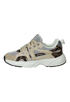 Lichtbeige en witte mesh sneaker met accenten in luipaardprint, beige veters, witte zool en "DSTRCT" branding aan de zijkant.