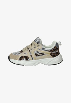 Lichtbeige en witte mesh sneaker met accenten in luipaardprint, beige veters, witte zool en "DSTRCT" branding aan de zijkant.