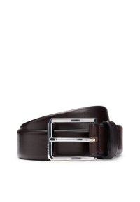 Ceinture en cuir marron foncé avec une boucle rectangulaire en argent brillant, présentant une texture lisse et un design minimaliste.