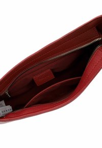 Rode leren clutch met rits, met een gestructureerd oppervlak, voorzien van een ruime binnenkant en een extra ritsvak.