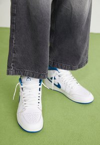 AIR JORDAN 1 MID SE - Augsti sporta apavi - white/industrial blue/sail