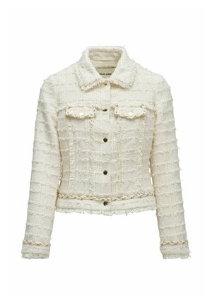 Chaqueta de tweed de textura cremosa con mangas largas, cierre frontal con botones, dos bolsillos con solapa en el pecho y bordes deshilachados.