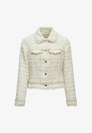 Chaqueta de tweed de textura cremosa con mangas largas, cierre frontal con botones, dos bolsillos con solapa en el pecho y bordes deshilachados.