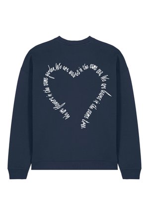 Navy crewneck sweatshirt gemaakt van katoen, met witte tekst in de vorm van een hart op de achterkant, met een zachte textuur en geribbelde manchetten.