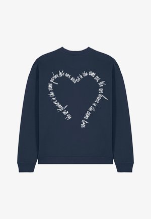 Sweatshirt girocollo navy in cotone, con testo bianco disposto a forma di cuore sul retro, dotato di una consistenza morbida e polsini a coste.
