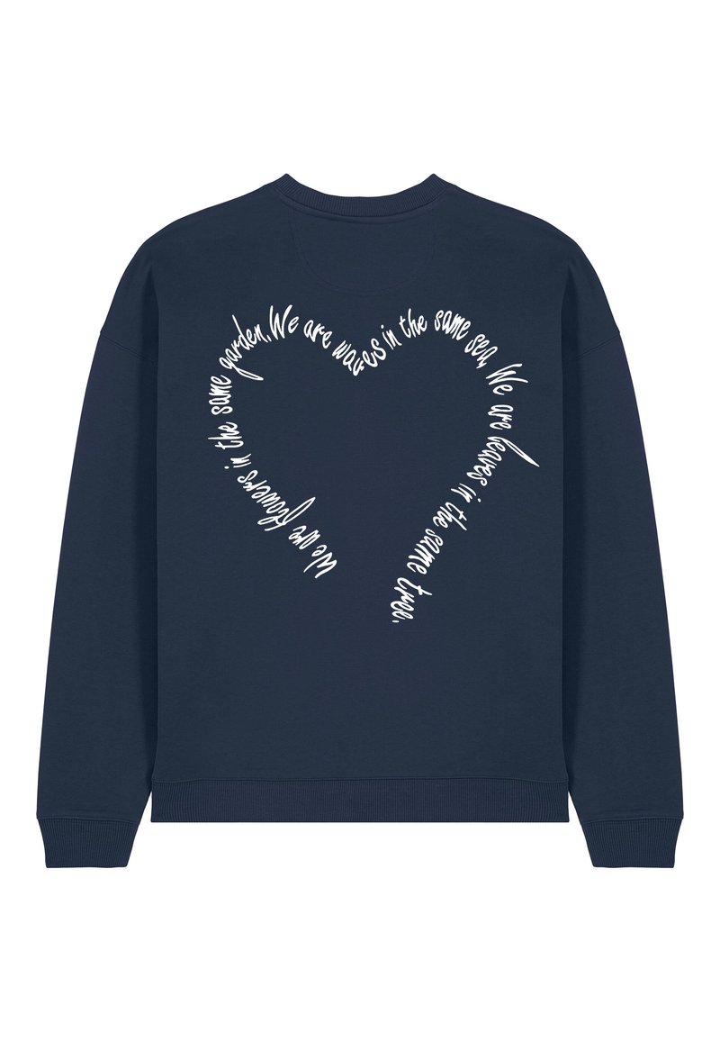Sweatshirt girocollo navy in cotone, con testo bianco disposto a forma di cuore sul retro, dotato di una consistenza morbida e polsini a coste.