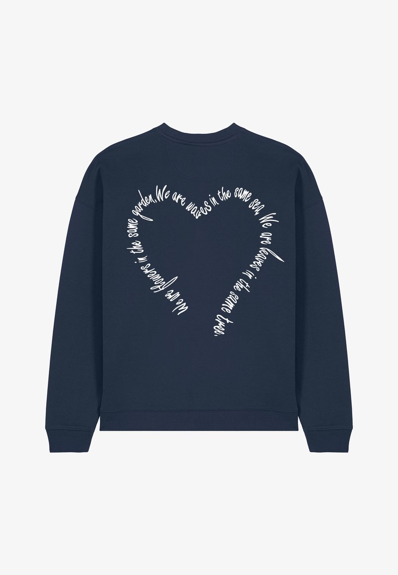 Sweatshirt ras-du-cou en marine en coton, avec un texte blanc disposé en forme de cœur au dos, une texture douce et des poignets côtelés.