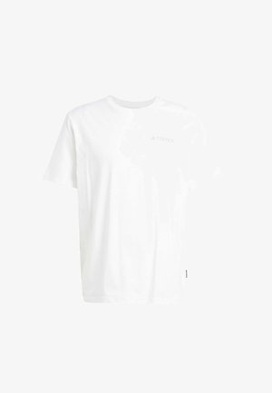 Prosta, biała koszulka z krótkim rękawem, okrągłym dekoltem i małym logo "TERREX" na górnej części lewej piersi.