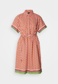 Kurzärmliges, knöpfbares Kleid mit einem leuchtend orangefarbenen Erdbeermuster, einer taillierten Taille und kontrastierenden Blumen- und Streifenborten.