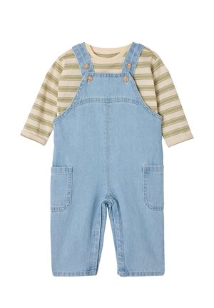 Hellblaue Denim-Latzhose mit Fronttaschen, getragen über einem beige-grün gestreiften Langarmshirt für Kleinkinder.