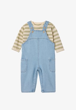 Hellblaue Denim-Latzhose mit Fronttaschen, getragen über einem beige-grün gestreiften Langarmshirt für Kleinkinder.