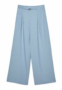 Lichtblauwe wijde broek met geplooide voorkant, tailleband en zachte stoffen textuur. Heeft een glad, vloeiend ontwerp.
