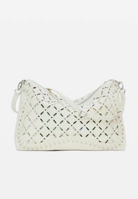 Borsa in tela bianca con design perforato, accessori in argento e chiusura con zip. Presenta una tracolla e bordi arrotondati.