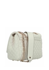 Bolso acolchado blanco con cadena y acento de cuero, que presenta un diseño estructurado y cierre de cremallera. Textura suave con herrajes dorados.