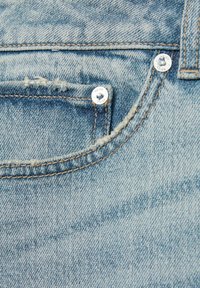 Šviesiai mėlynas džinsas su sutrintu kišene, su sidabro spalvos detalėmis, ant kurių išgraviruota "REISS", ir kontrastinga oranžine siūle.