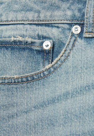 Vaaleansininen denim, jossa on revitty taskureuna, hopeiset yksityiskohdat, joissa on kaiverrus "REISS" ja kontrastiväriset oranssit tikit.