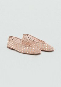 Bailarinas de malla rosa claro con puntas afiladas, adornadas con piedras de strass plateadas dispuestas en un patrón de puntos.