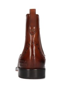 Bottine en cuir marron avec des détails en brogue, une finition lisse et une semelle noire. Comprend un tirant à l'arrière pour un enfilage facile.