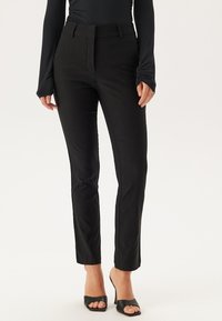 Zwarte op maat gemaakte pantalons met een recht ontwerp, vervaardigd uit een gladde stof, met een middelhoge tailleband en subtiele plooien aan de voorkant.