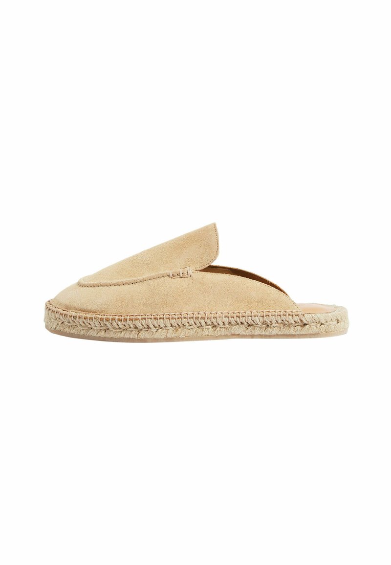 Scarpa slip-on in suede beige con punta arrotondata, dettagli cuciti e suola in juta intrecciata, caratterizzata da un design aperto sul retro per una facile calzata.