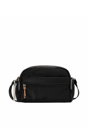 Sort rektangulær crossbody taske med front lynlåslomme, brun lynlåstrækker og justerbar rem på hvid baggrund.
