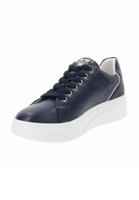 Sneaker in pelle blu con suola bianca, punta tonda e intricate decorazioni goffrate. Presenta un design con lacci e un colletto imbottito.