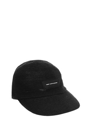 Gorra de béisbol de punto negro con un patrón ligeramente texturizado y una pequeña etiqueta rectangular en el panel frontal.