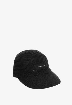 Gorra de béisbol de punto negro con un patrón ligeramente texturizado y una pequeña etiqueta rectangular en el panel frontal.