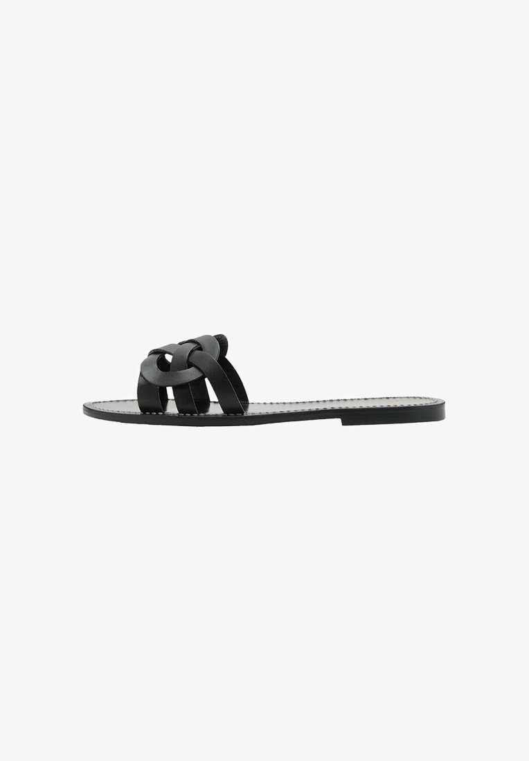 Svart platt sandal med vävd remdesign, tillverkad av mjukt läder, med en minimalistisk sula och utan dekorationer.